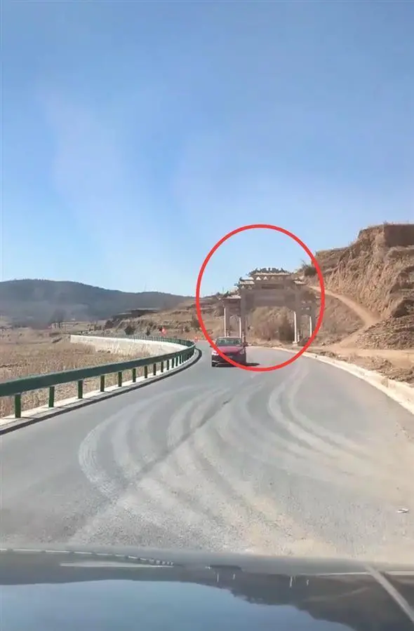 村干部回应公路上出现牌楼挡道：先有牌楼后有路，拆迁补偿款问题还没解决