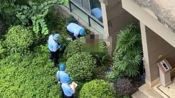 重庆警方：男子杀妻跳楼，高坠中躯体分离