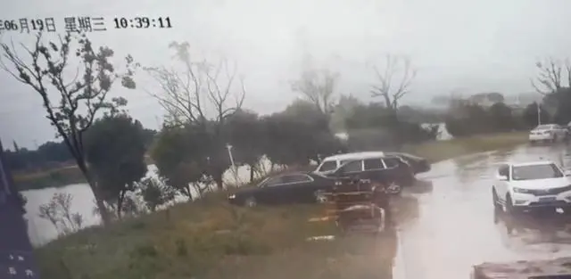 江苏一车主停车离开数分钟后，百万宾利轿车&ldquo;自行启动&rdquo;冲进河中