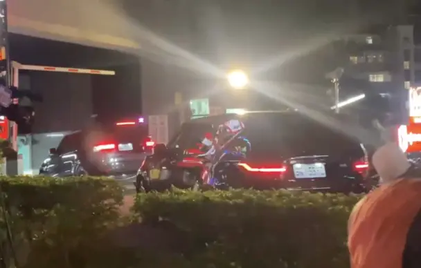 萧美琴住处旁传出枪响，其车队返回时迅速驶入地下室，画面曝光