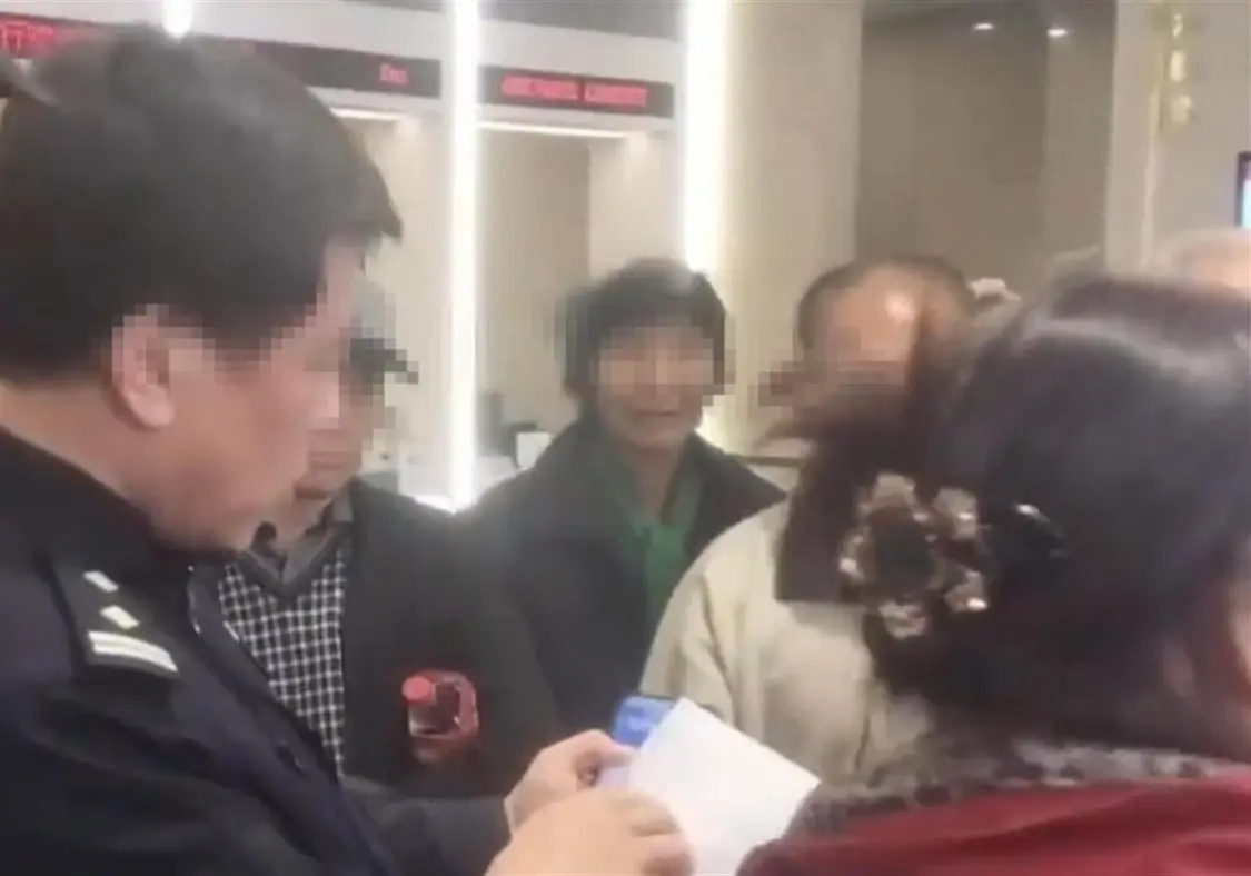 男子举报区长酒后亲吻搂抱其妻，纪委：已介入调查核实