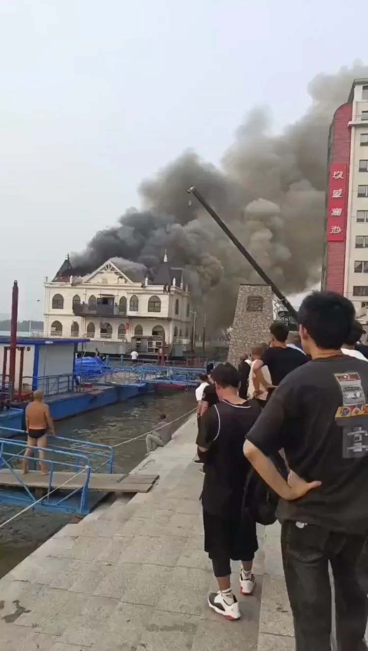 公安局原副局长涉黑被查两天后，其妻经营的饭店起火