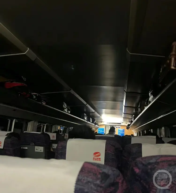 多趟高铁因大雪停车：有人花2千元改签机票，有人耽搁10多个小时